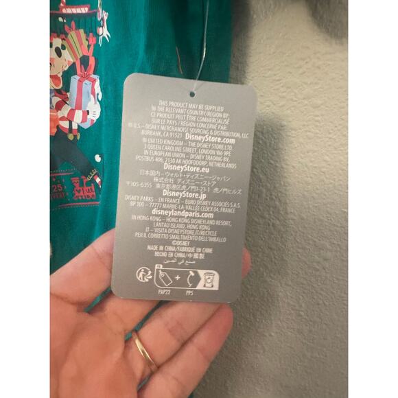 Disney kids holiday Santa's Elf Squad green t-shirt NWT size Medium 7/8 - Picture 3 of 5